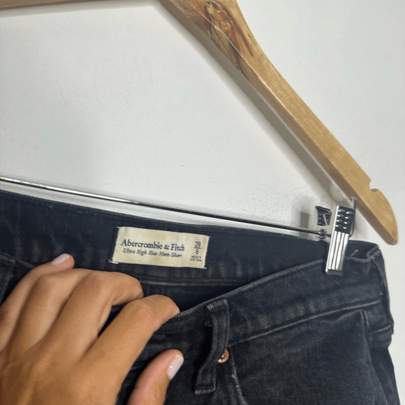 ABERCROMBIE & FITCH ULTRA HIGH RISE MOM SHORT Washed Black Gray womens 6 28 - Picture 4 of 6